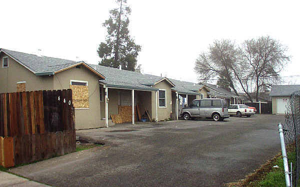 440 Sycamore Ave in Manteca, CA - Foto de edificio