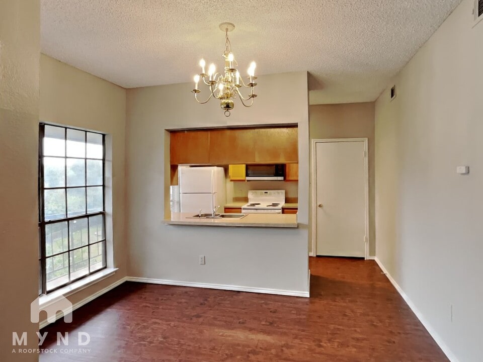 9747 Whitehurst Dr in Dallas, TX - Foto de edificio