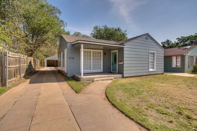 2412 22nd St in Lubbock, TX - Foto de edificio - Building Photo