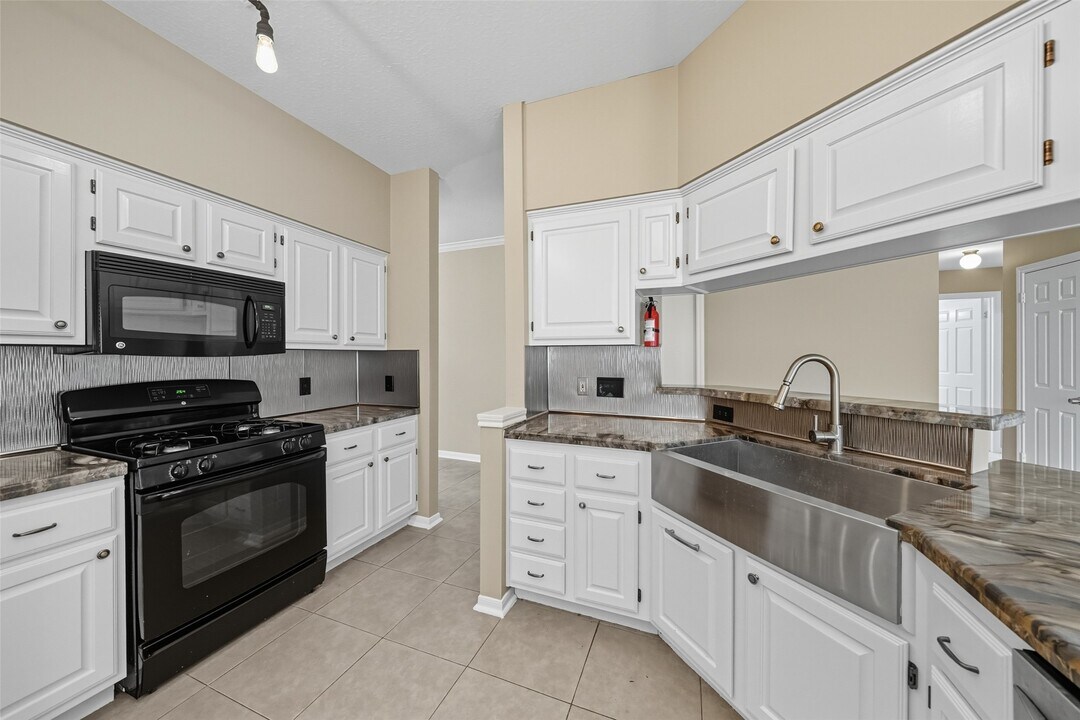 1238 Sandy Plains Ln in Houston, TX - Building Photo