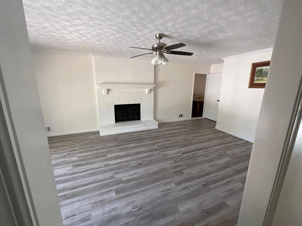 8243 Creekridge Cir in Riverdale, GA - Building Photo
