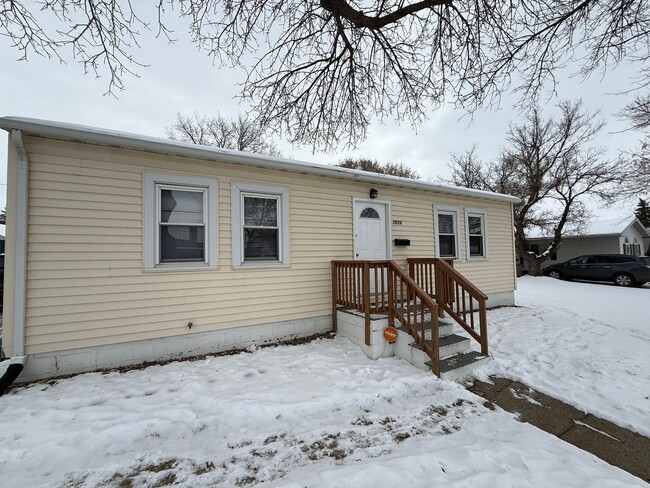 1013 6th St SW in Minot, ND - Building Photo - Building Photo