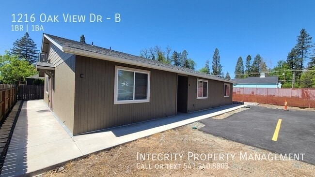 1216 Oak View Dr in Grants Pass, OR - Building Photo - Building Photo