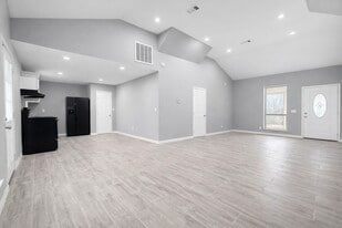 111 Otis Ln in Liberty, TX - Building Photo