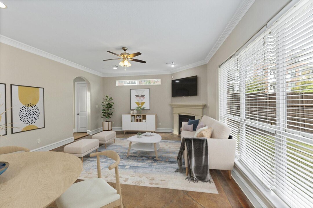 Chic M Streets townhome near shopping & di in Dallas, TX - Building Photo
