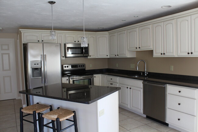 11B Abigail Dr in Hudson, MA - Foto de edificio - Building Photo