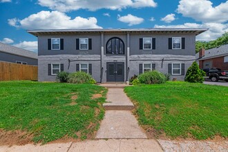 5825 Southwest LLC in St. Louis, MO - Building Photo - Interior Photo