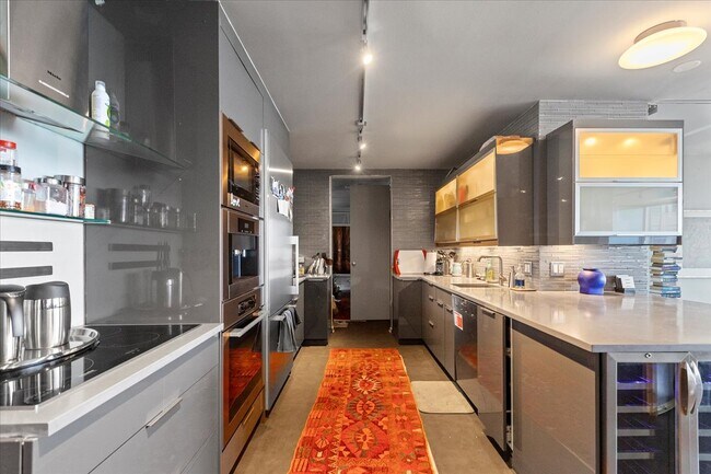 property at 2400 N Lakeview Ave