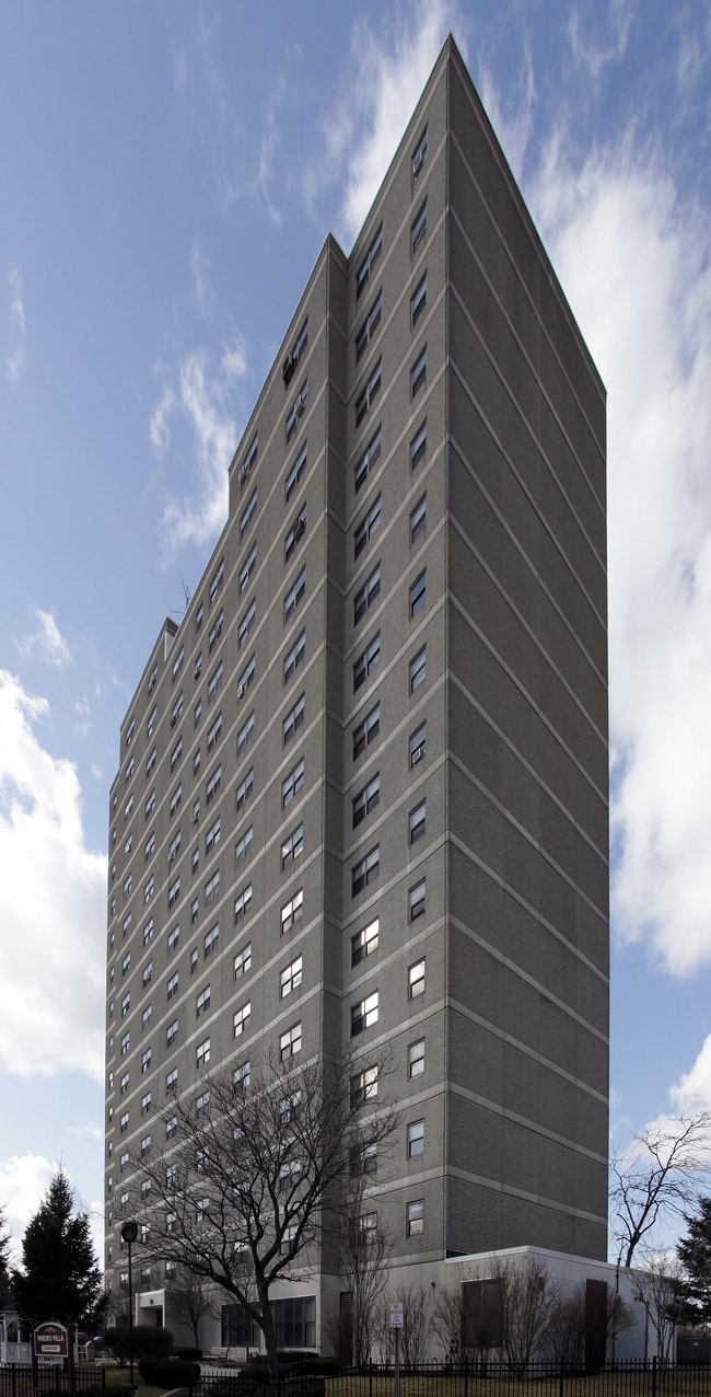 Parenti Villa in Providence, RI - Foto de edificio - Building Photo