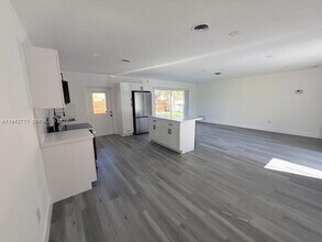 275 NE 173rd St in North Miami Beach, FL - Building Photo - Building Photo