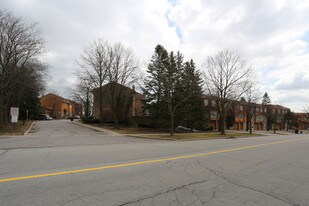 550-590 Sandhurst Cir in Toronto, ON - Building Photo