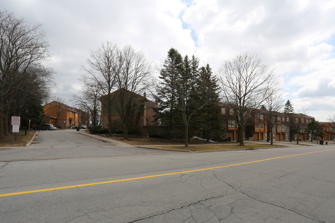 550-590 Sandhurst Cir in Toronto, ON - Building Photo