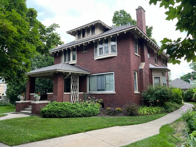 222 Lafayette Ave NE, Unit 4