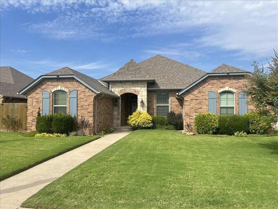 11713 SW 14th St in Yukon, OK - Building Photo