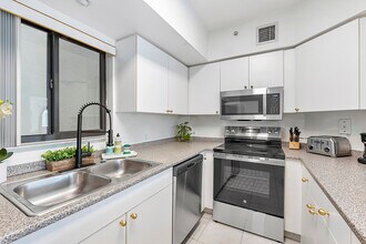 2105 Lavers Cir in Delray Beach, FL - Building Photo - Building Photo