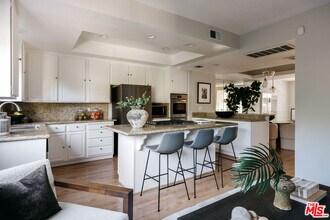 14025 Riverside Dr in Los Angeles, CA - Building Photo - Building Photo