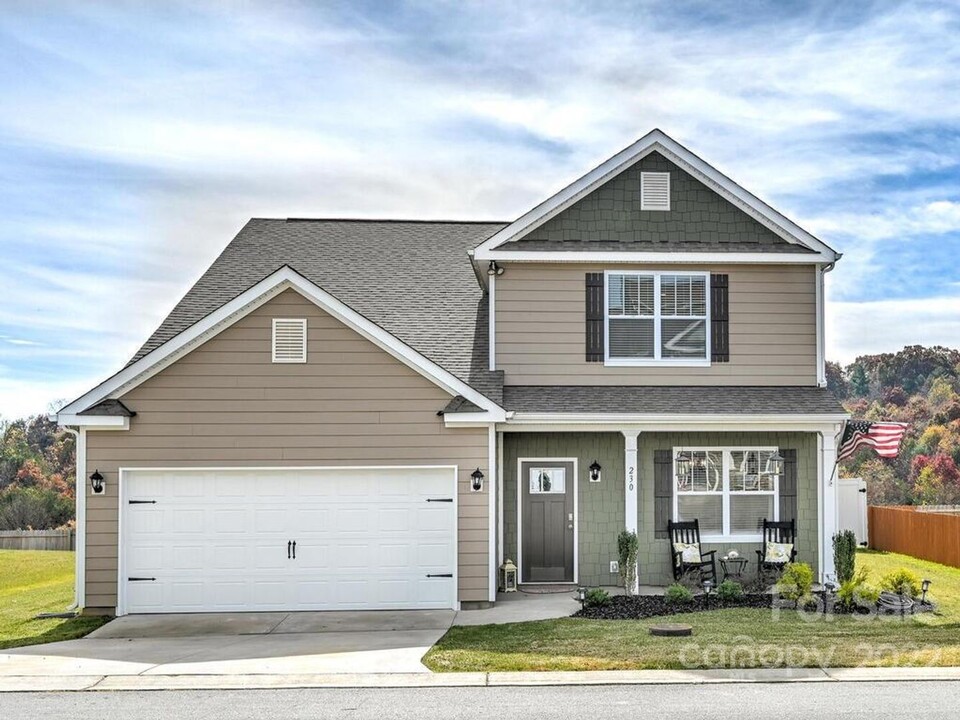 230 Marathon Ln in Candler, NC - Foto de edificio