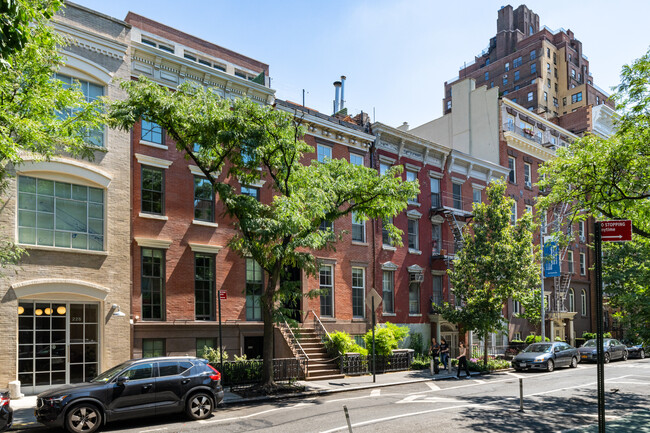 221 W 13th St in New York, NY - Foto de edificio - Building Photo