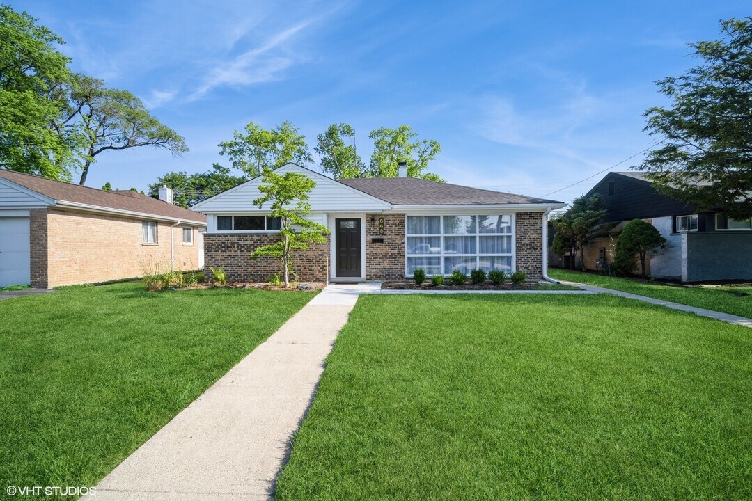 648 Oakwood Ct in Des Plaines, IL - Building Photo