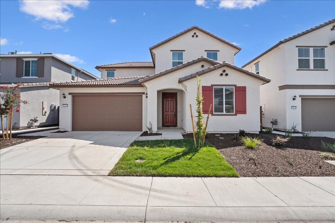 7040 Nystrom Wy in Roseville, CA - Building Photo
