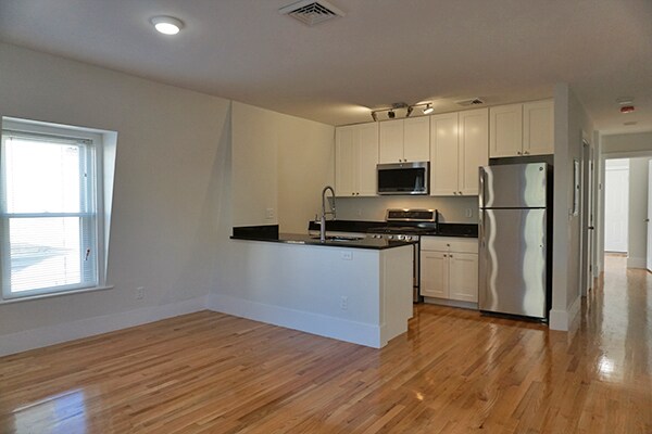 4 Osgood St, Unit 3 in Somerville, MA - Building Photo - Building Photo