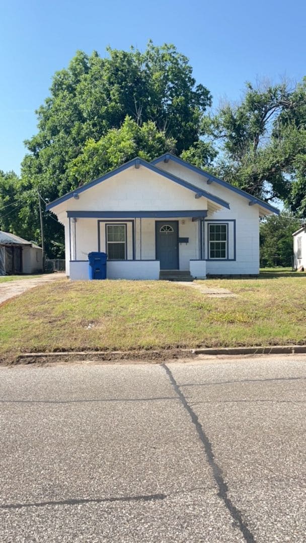 property at 1511 W Elm Ave