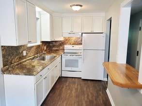 162 Sheffield Lane, Unit 162 in Bristol, CT - Foto de edificio - Building Photo