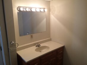 97 Mawney St, Unit 2 in East Greenwich, RI - Foto de edificio - Building Photo