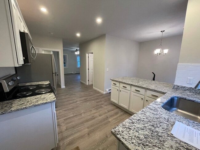 64 Grove St in Clinton, MA - Foto de edificio - Building Photo