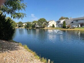241 Pond View Dr in Port Washington, NY - Foto de edificio - Building Photo