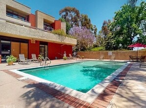 3961 Via Marisol, Unit 104 in Los Angeles, CA - Foto de edificio - Building Photo