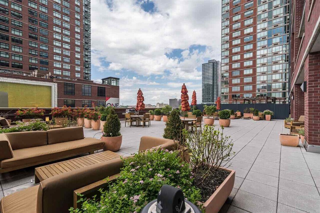 389 Washington St-Unit -18J in Jersey City, NJ - Building Photo