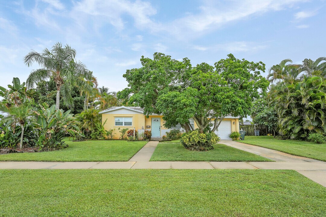 744 W Ilex Dr in West Palm Beach, FL - Building Photo