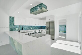 7915 Hawthorne Ave in Miami Beach, FL - Building Photo - Building Photo