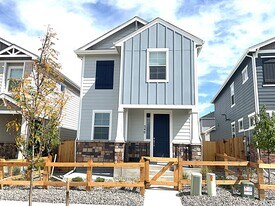 340 N Addison Way in Aurora, CO - Building Photo