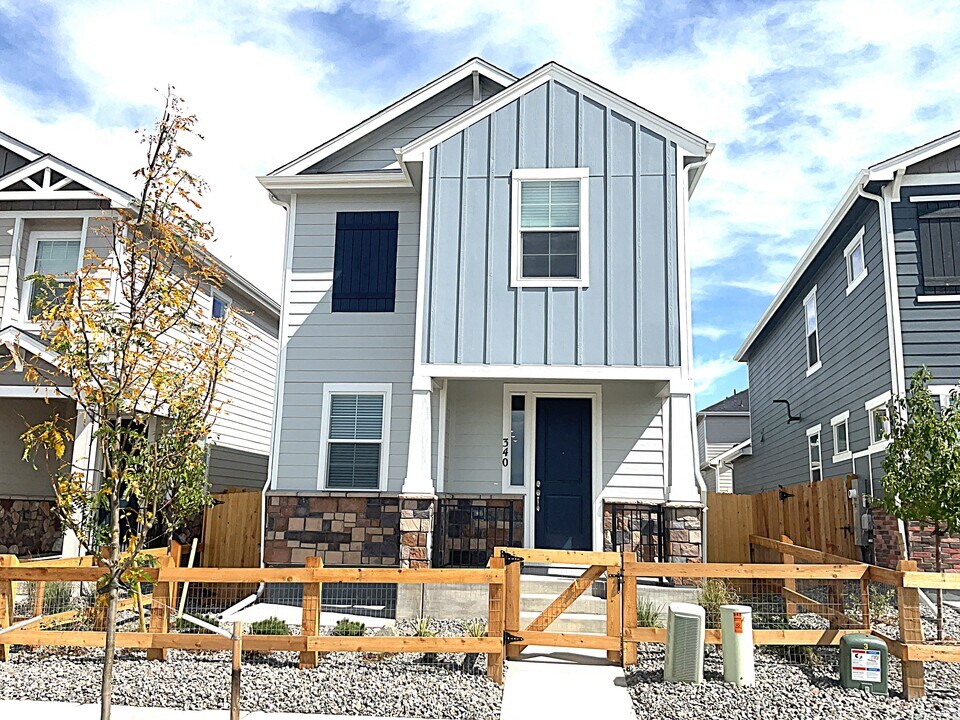 340 N Addison Way in Aurora, CO - Building Photo
