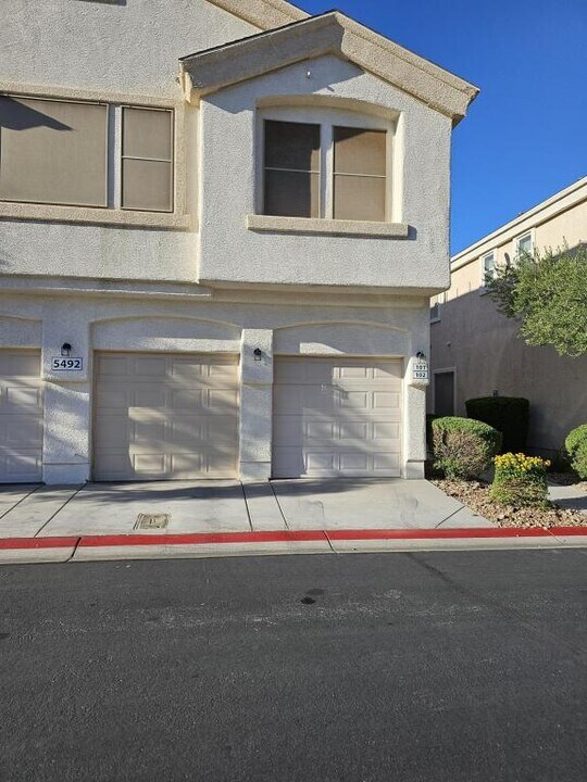 5492 E Jackpot Winner Ln in Las Vegas, NV - Building Photo