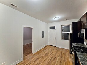3939 W Polk St-Unit -Unit 2 in Chicago, IL - Building Photo - Building Photo