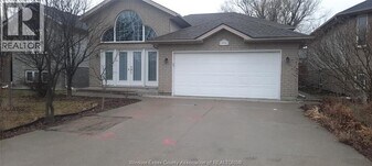 4255 Zurich Ave in Windsor, ON - Building Photo