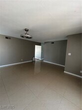 5396 Chestnut St in Las Vegas, NV - Foto de edificio - Building Photo