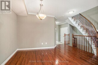 714 Regiment Ave in Ottawa, ON - Building Photo - Building Photo