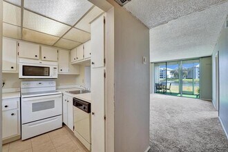 9440 Poinciana Pl in Davie, FL - Foto de edificio - Building Photo