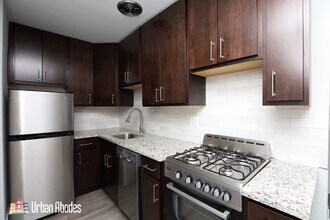 503 W Barry Ave, Unit J00W in Chicago, IL - Foto de edificio - Building Photo