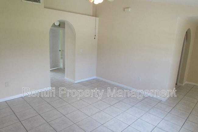 12325 First St in Ft. Myers, FL - Building Photo - Building Photo