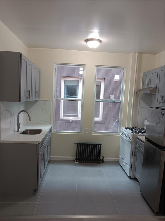 39-28-39-58 58th St in Queens, NY - Building Photo