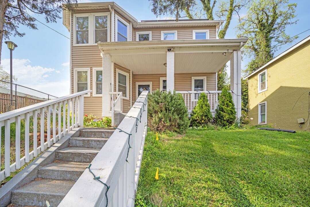 1633 W St SE in Washington, DC - Building Photo