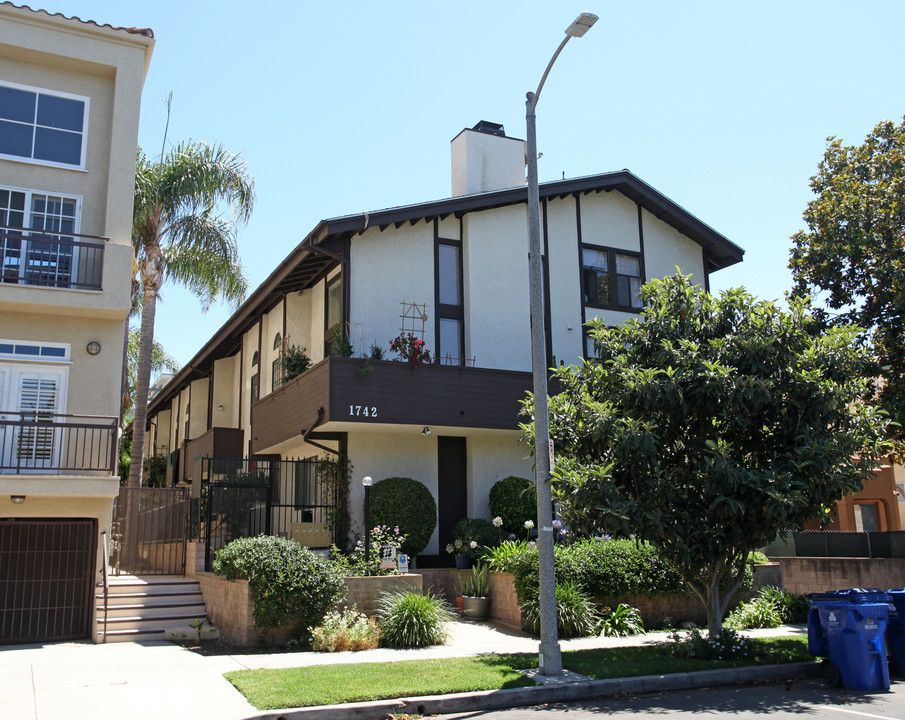 1742 Stoner Ave in Los Angeles, CA - Foto de edificio