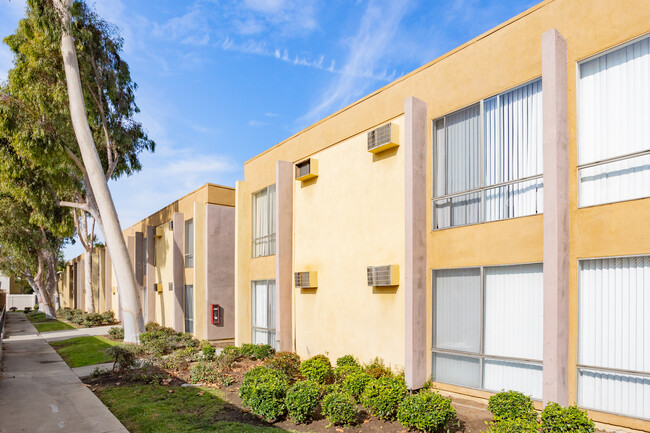 Sycamore Village in Fullerton, CA - Foto de edificio - Building Photo