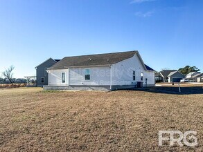 102 Michael Thomas Pl in La Grange, NC - Building Photo - Building Photo
