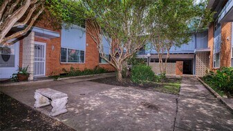 5538 Holly St in Houston, TX - Building Photo